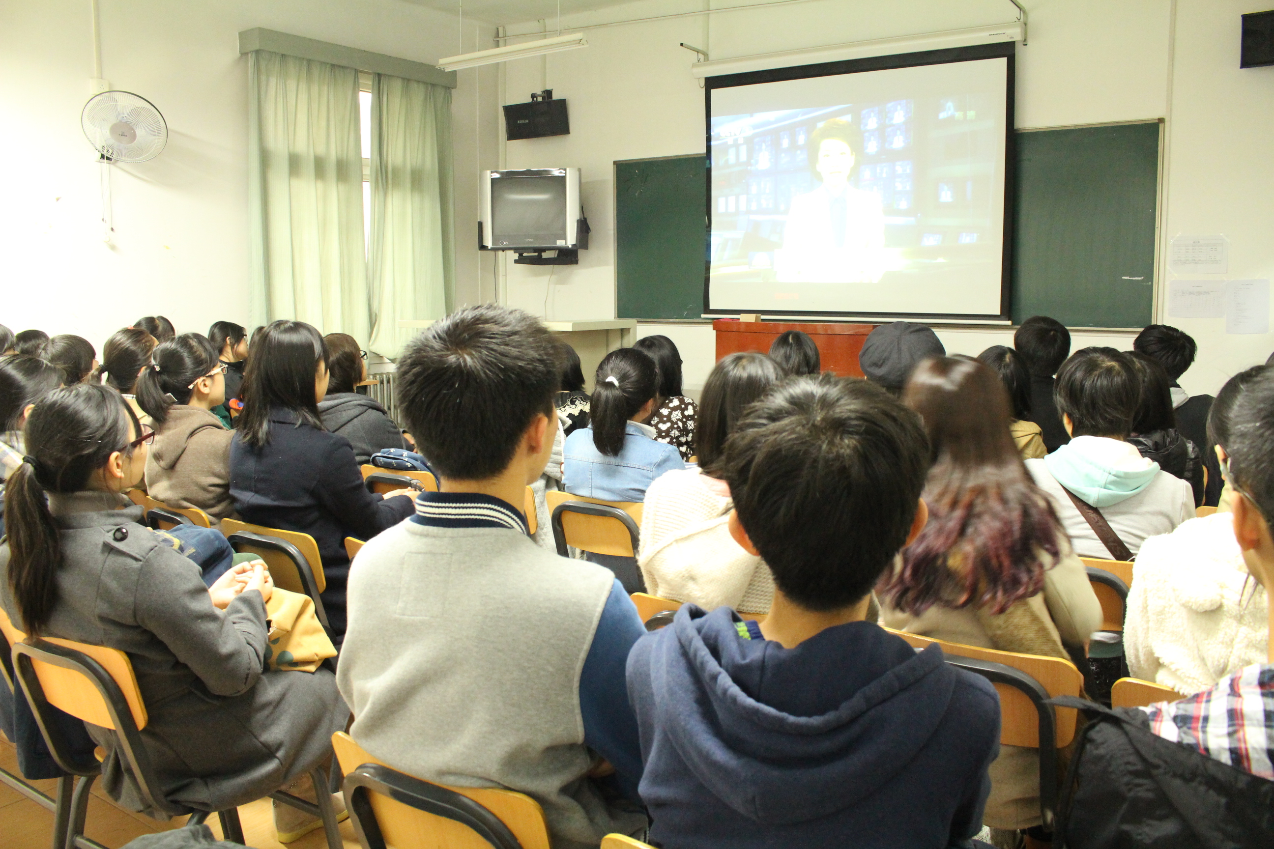 20141031-日语系-14级1、2班组织学习《中共中央关于全面推进依法治国若干重大问题的决定》